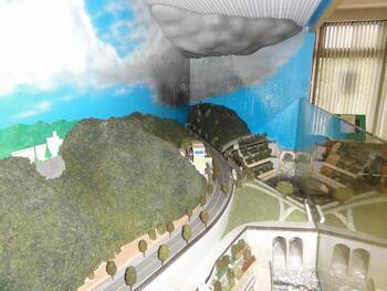 写真：金城ダム　模型　雨