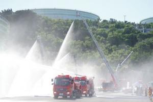 写真：消防車両による冷却放水