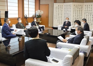 写真：玉城知事と「てぃーだ平和ネット」の皆さん3