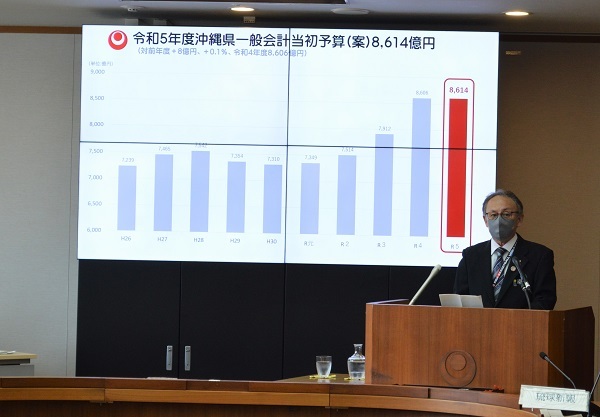 写真：臨時記者会見の様子