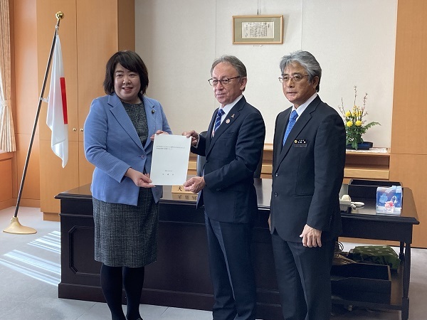 写真：玉城知事が文部科学大臣に支援要請を行う様子