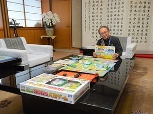 写真：寄贈品を受け取る玉城知事3