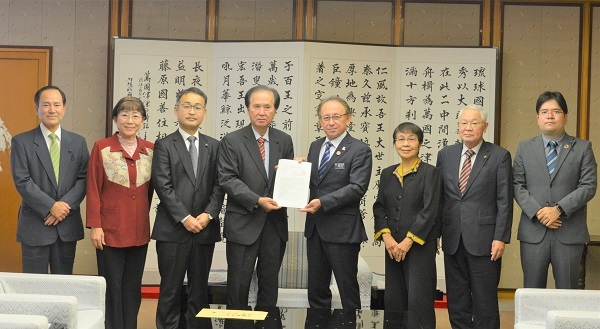 写真：玉城知事と「日本共産党沖縄県議会議員団」のみなさん1