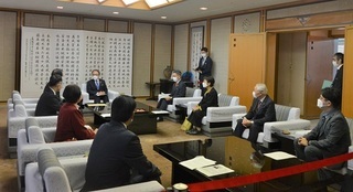 写真：玉城知事と「日本共産党沖縄県議会議員団」のみなさん2