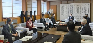 写真：玉城知事と「日本共産党沖縄県議会議員団」のみなさん3