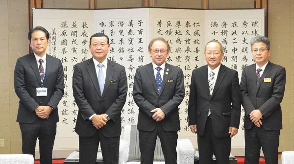 写真：玉城知事が仲間一氏と面談する様子1