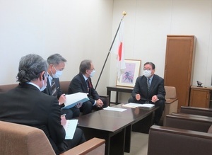 写真：玉城知事と伯井美徳氏の面談の様子2