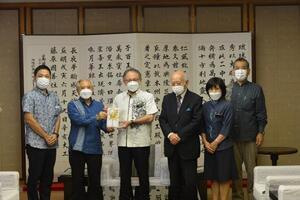 写真:贈呈式の様子