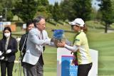 写真：ダイキンオーキッドレディスゴルフトーナメント表彰式