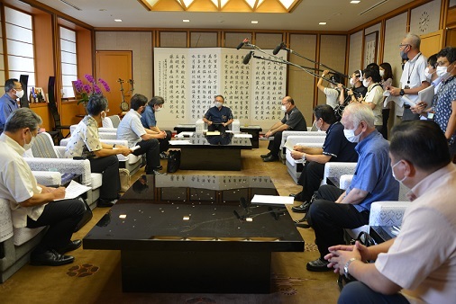 写真：県庁での要請の様子1