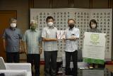 写真：新光産業株式会社から沖縄子どもの未来県民会議及び新型コロナウイルス感染症対策支援への寄付金贈呈式