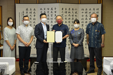 写真：贈呈式の様子