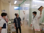 写真：玉城知事が、新型コロナウイルス感染症の対応に当たる医療現場を視察