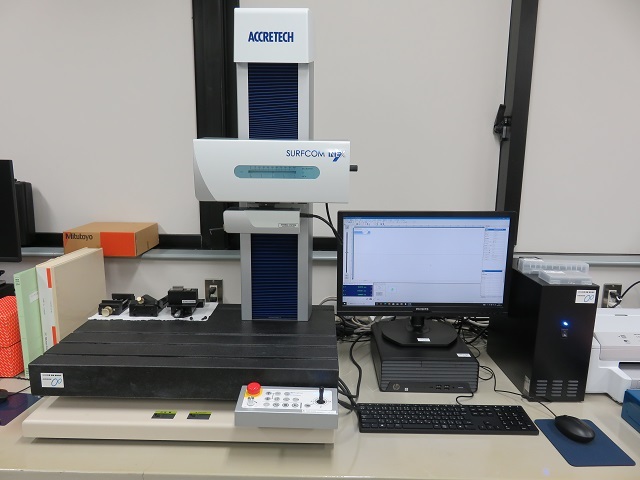 写真：表面粗さ測定機