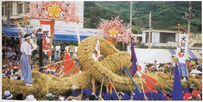 写真：与那原大綱曳の様子