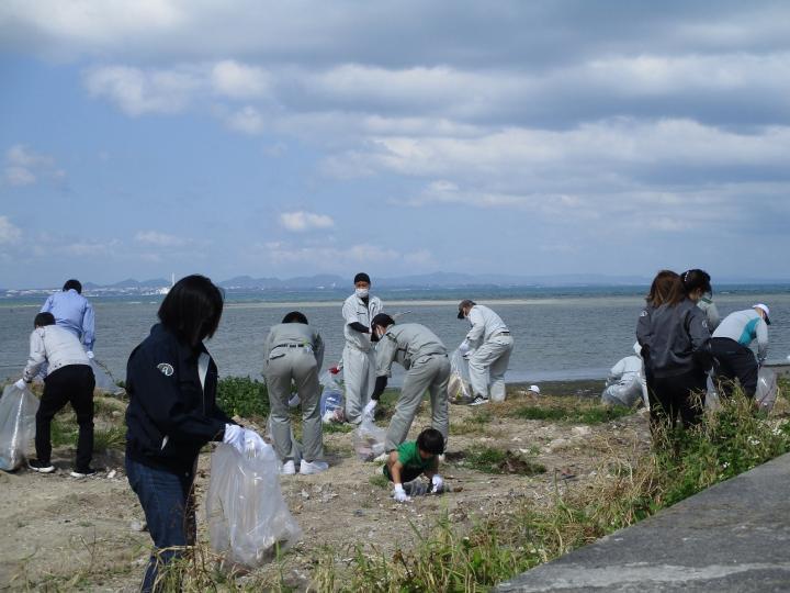 写真：海岸清掃の様子1