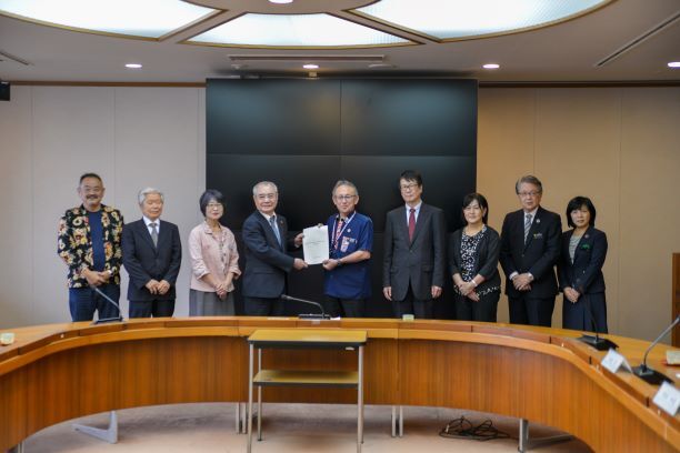 写真：知事へ提案書を渡す様子2