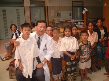 photo:Dr. Sunagawa y los niños de Laos