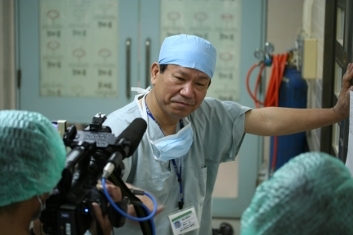 photo:Dr. Sunagawa explicando la cirugía