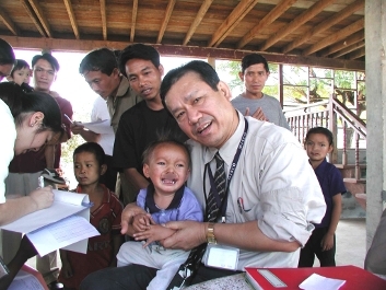 photo:Dr. Sunagawa en Laos