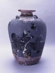 写真：褐釉の陶器