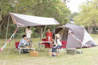 写真：テント内でキャンプをする人