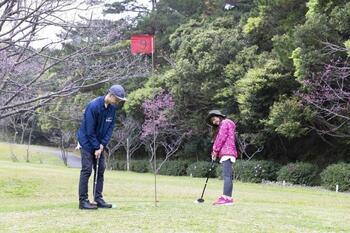 写真：パークゴルフをする男女