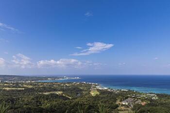 写真：海と山の景色