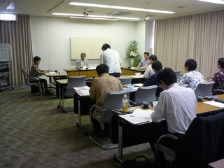 写真：評価委員会　会議の様子