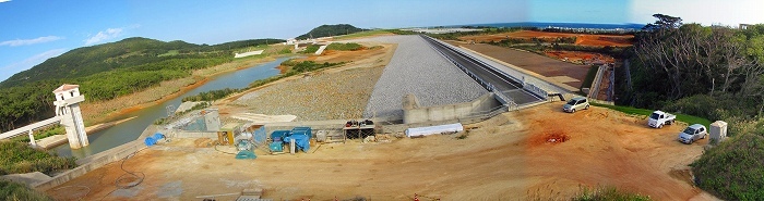 写真：ダム堤体を右岸側から撮影