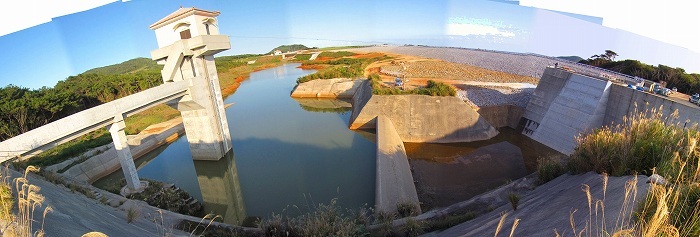 写真：儀間ダム取水塔付近