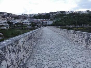 写真：金城ダム　天端道路