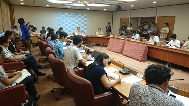 写真:定例記者会見の様子