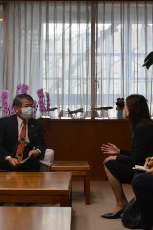 写真：照屋副知事と倉科所長が話している様子1