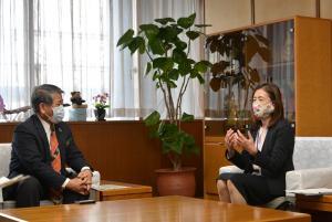 写真：照屋副知事と倉科所長が話している様子2