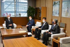 写真：知事と日本福州十邑社団連合総会歓談の様子