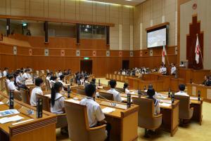 写真：令和元年度沖縄県高校生議会生徒代表校あいさつ