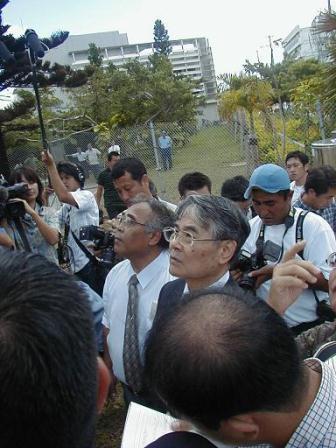 写真：事故現場で説明を受ける稲嶺知事