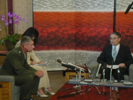 写真：在日米軍沖縄地域調整官、在沖米国総領事と面談する稲嶺知事