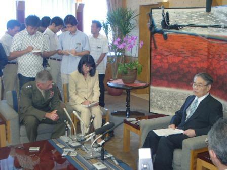写真：在日米軍沖縄地域調整官と面談する稲嶺知事