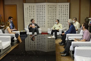 写真：大使と知事、会談の様子2