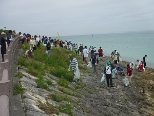 写真：平成30年度ちゅら島環境美化全県一斉清掃の様子