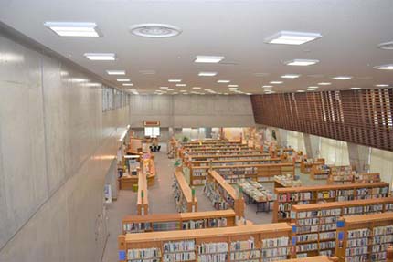 写真：嘉手納町立図書館