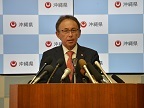 写真：記者会見する知事