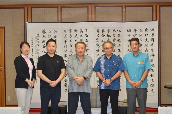 写真：和久田哲也氏と玉城知事等