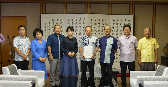 記念写真：玉城知事と県議会会派「沖縄・平和」の方々