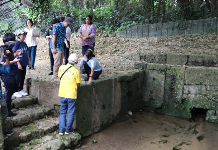 オレリャーナ氏　喜友名泉視察
