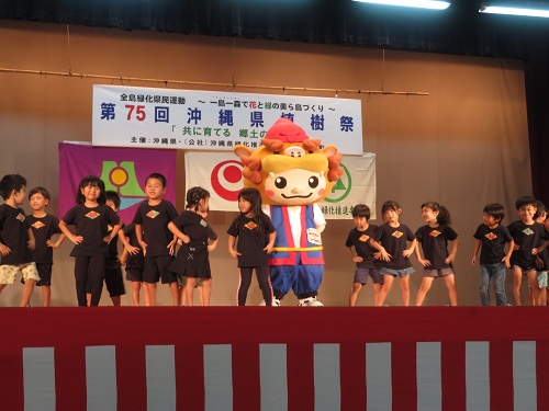のびる保育園の園児による余興