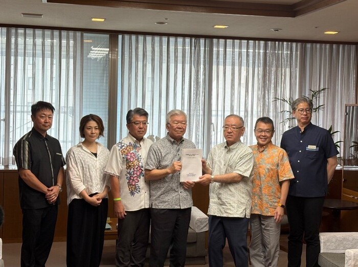 小規模離島における持続可能な社会の実現に関する万国津梁会議提言書手交式