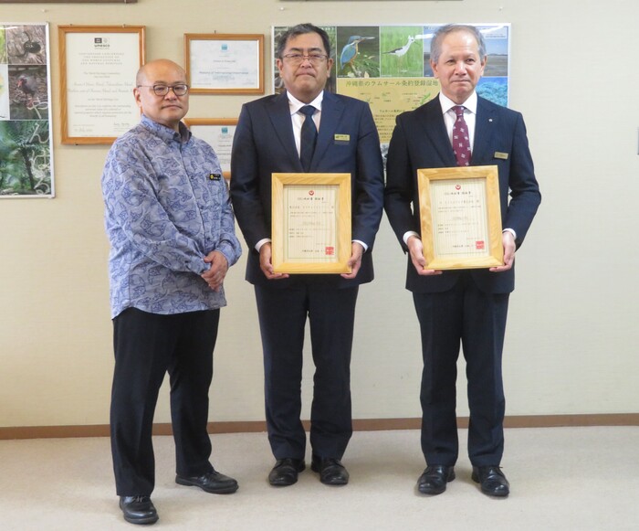 （左から県環境部長：多良間　一弘、株式会社カヌチャベイリゾート総支配人：瑞慶山　勇一、ザ・テラスホテルズ株式会社ザ・ナハテラス支配人：仲里　太）